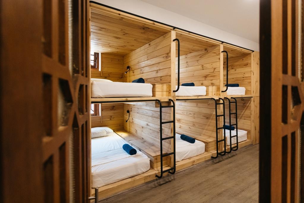 Hot&eacute;is de todos os tamanhos, temas e locais