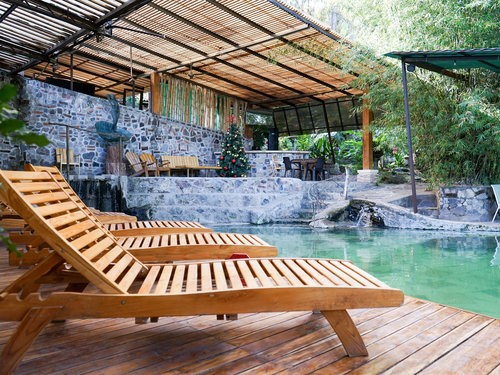 Hot&eacute;is de todos os tamanhos, temas e locais